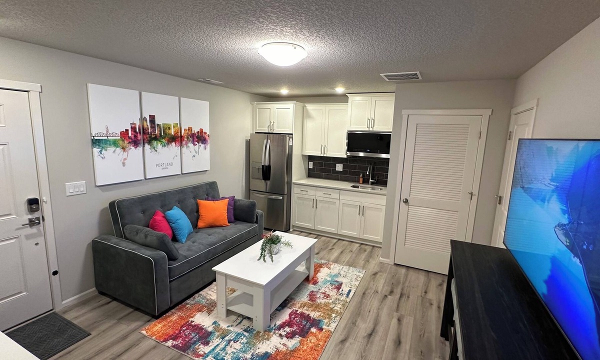 Woodburn Apartment | Upscale 1B/1B, Kitchenette, Laundry, Ring, EV Charger, Close to I-5, Shopping.