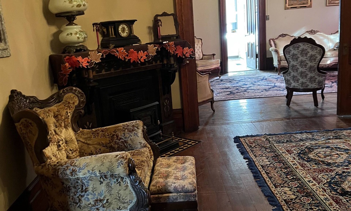 Blue Mound House | Victorian Style Mansion- Family oriented and perfect escape.