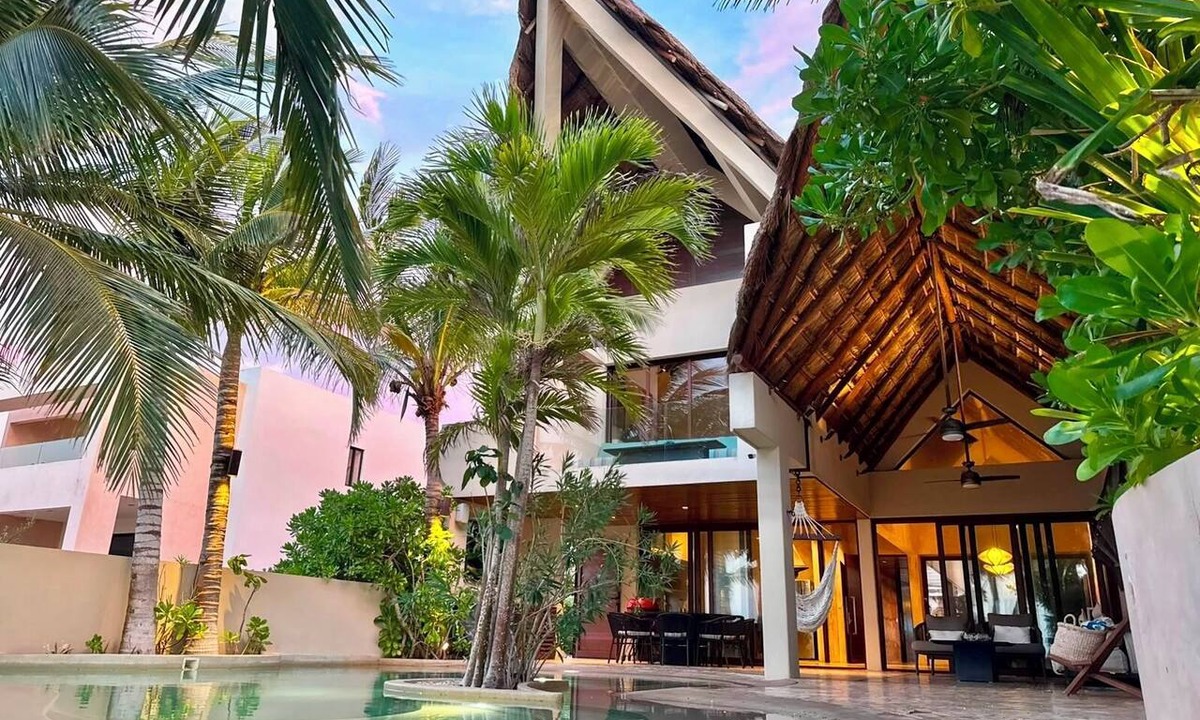 Ixil House | Villa Kakashki | Beachfront, Pool, and Padel