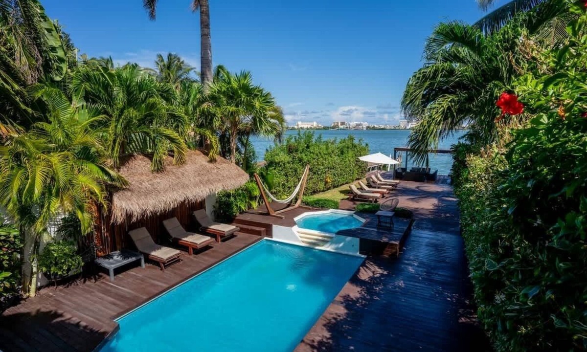 Zona Hotelera Villa | Villa Pok Ta Pok | 5BR | Waterfront Private Pool
