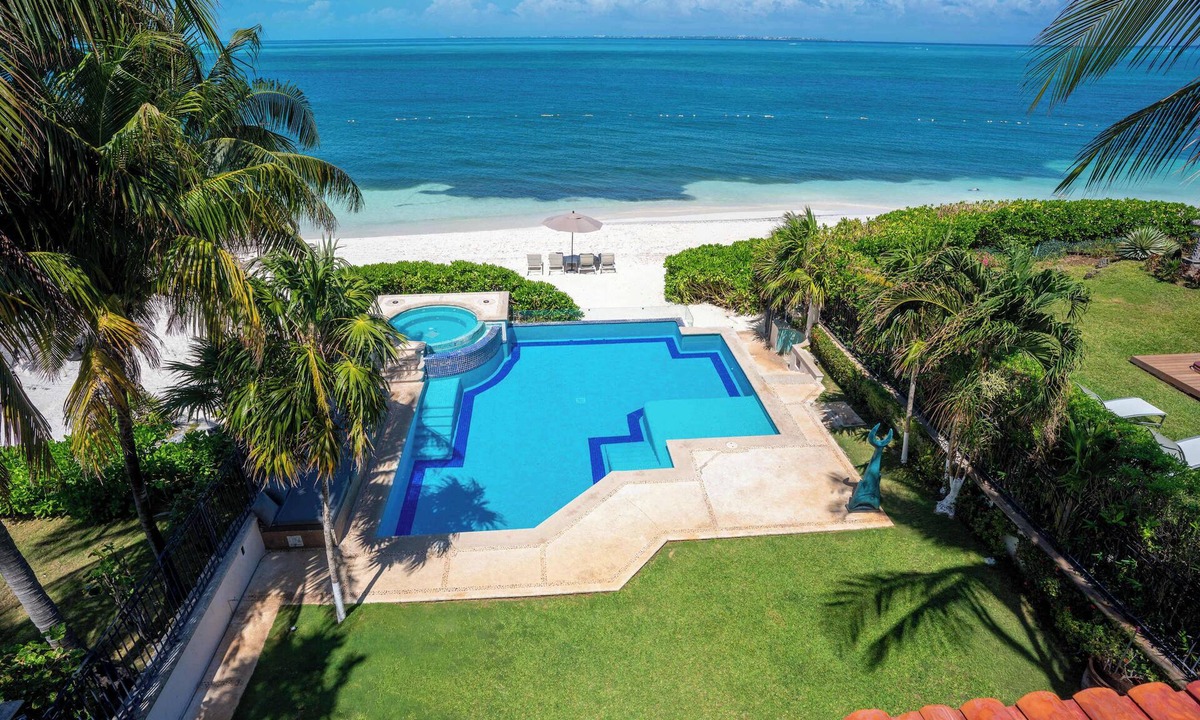 Zona Hotelera Villa | Villa Serena | 6BR | Beachfront & Private Pool