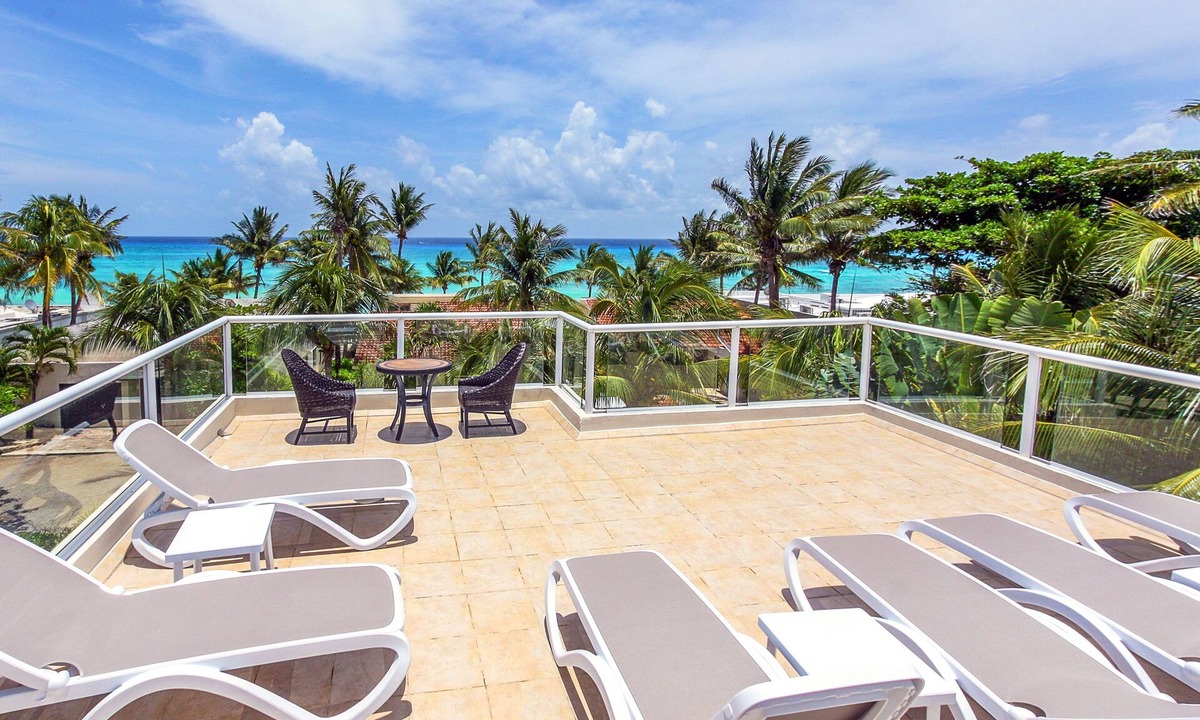 Playacar Fase I House | Vista del Mar by NAS