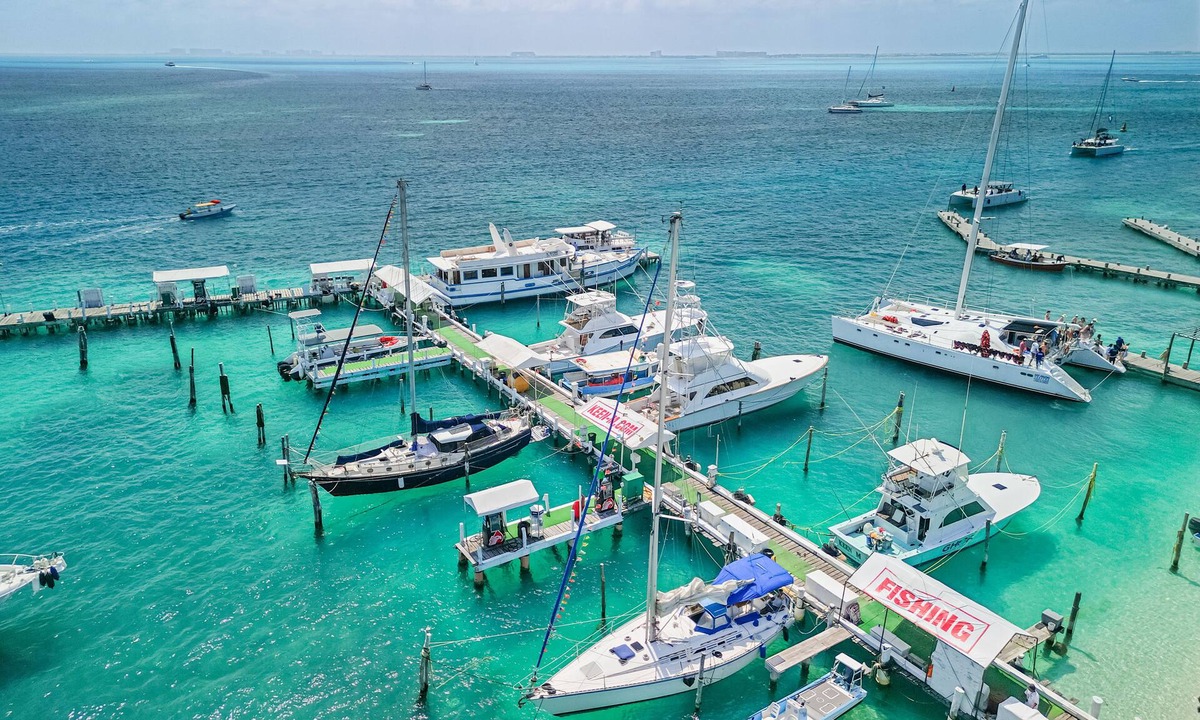 Centro - Supmza 001 Boat Rental | Walk barefoot to beach! Two bathrooms, Air con! Entire private sailboat