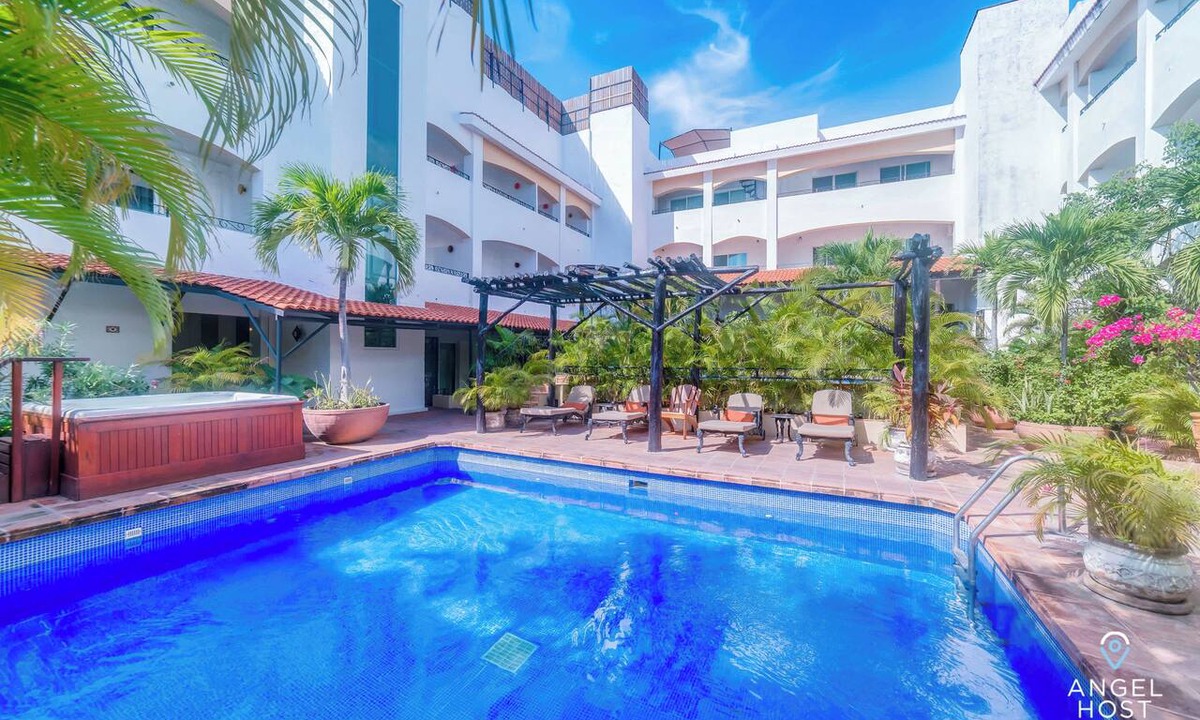 Downtown Apartment | Walk to 5th Ave & Beach · Pools, Balcony & Parking
