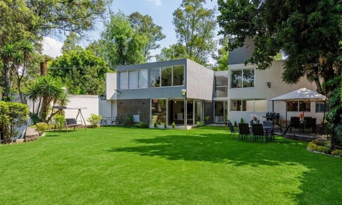 Coyoacan House | Walk to Azteca | 14 Guests + BBQ Garden