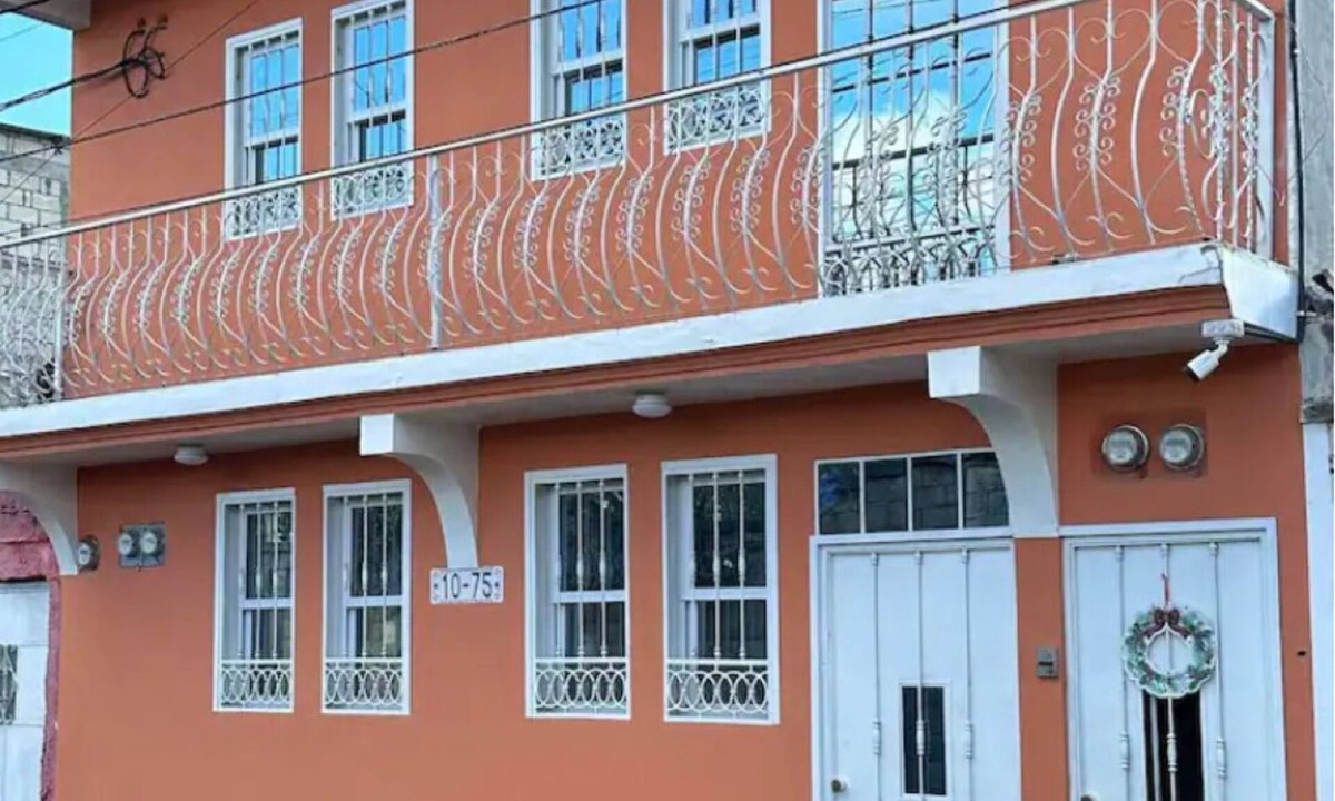 Zona 7 Apartment | With WiFi for your business contacts, Cable, Netflix, and Laundry included!
