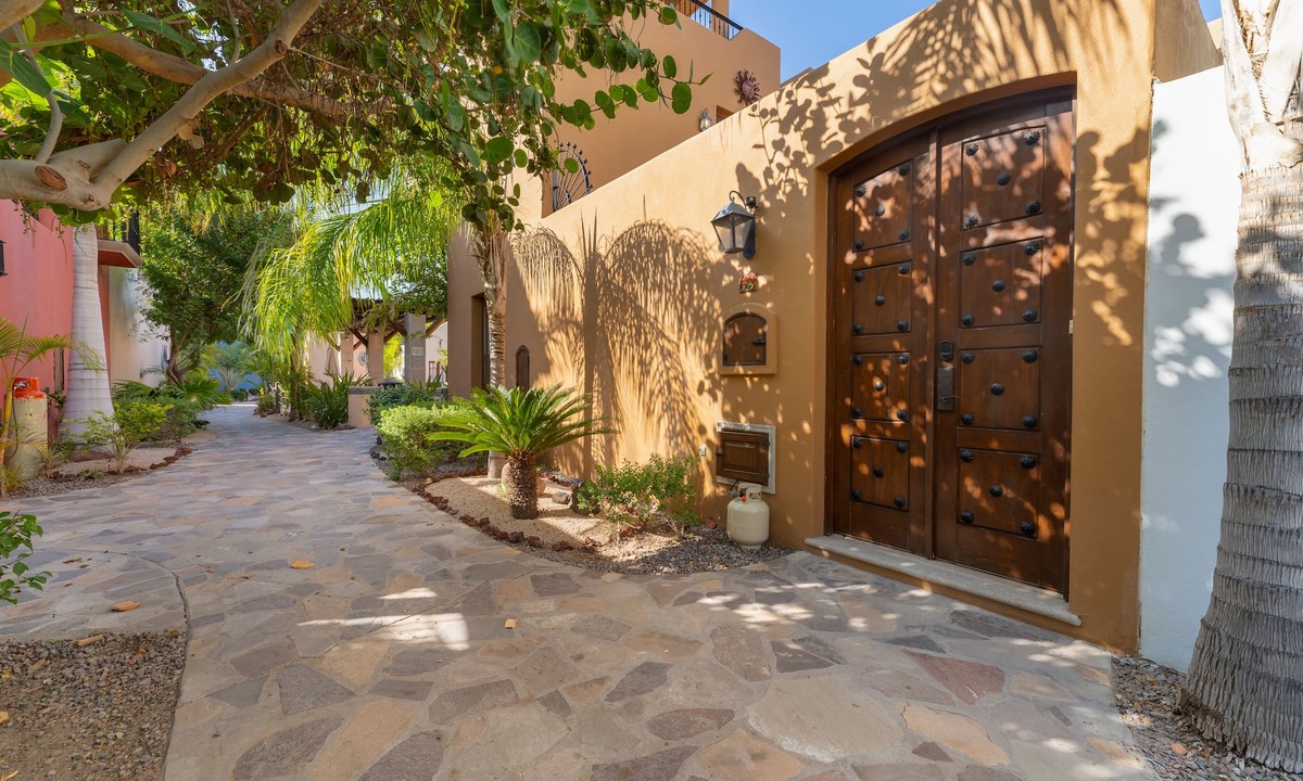Nopolo House | Wonderful home next to the community pool