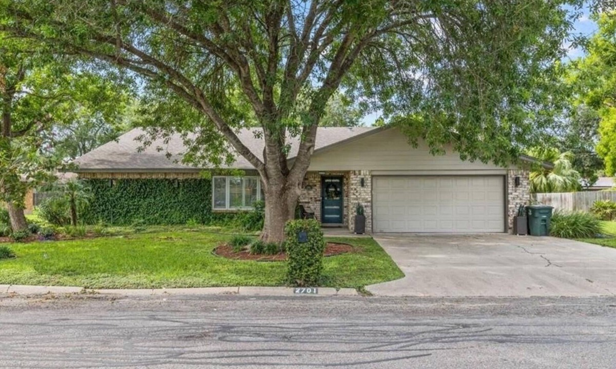 Harlingen House | Work & Play: Near Valley Baptist Hospital - HRL