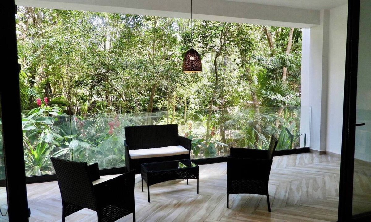 Tulum Condo | Your ideal base in La Veleta: a ground-floor apartment with 2 bedrooms, a sofa bed, and 3 full bathrooms. Perfect for up to 6 guests seeking comfort, privacy, and amenities to enjoy Tulum, including a pool, jacuzzi, gym, and pet-friendly facilities.