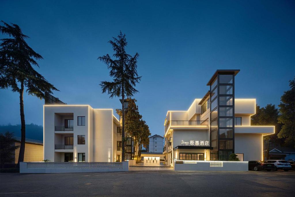 Wulingyuan Hotel | Zhangjiajie J&M Hotel-New Hotel,ExclusiveLocation,Free Drop off Service to East Gate forest park,Free Self-Service Laundry & Drying,Attraction Tickets Serivce in advance