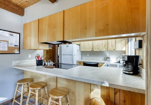 Cozy cabin with three decks, EV charger, & SHARC Passes - dog-friendly in Sunriver