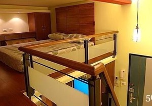 European style Romantic Loft for 3 Near TrainSTA