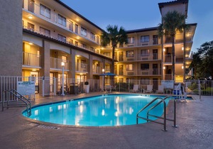 Fantastic Getaway! Three Comfy Units Pool, Breakfast, Shuttle to Parks, Parking in Orlando