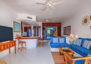 Ground-Floor Beachfront Condo with Pool & Daily Service