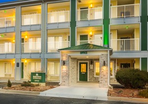 HomeTowne Studios Denver - Glendale/ Cherry Creek in Denver