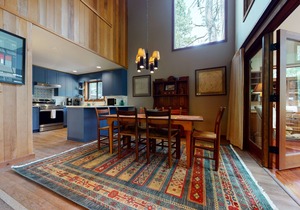 Inviting & comfortable Black Butte home with hot tub, pool, tennis & basketball in Black Butte Ranch