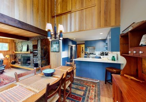 Inviting & comfortable Black Butte home with hot tub, pool, tennis & basketball in Black Butte Ranch