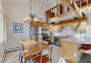 Top-floor condo with mountain views, easy skiing, balcony & hiking in Silverthorne