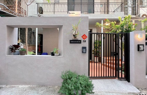 East District Hotel | 132 m² Motel ∙ 3 bedrooms ∙ 10 guests