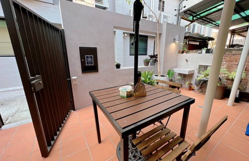 East District Hotel | 132 m² Motel ∙ 3 bedrooms ∙ 10 guests