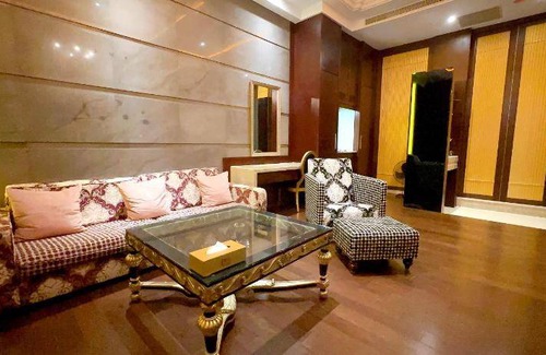 East District Hotel | 192 m² Motel ∙ 4 guests