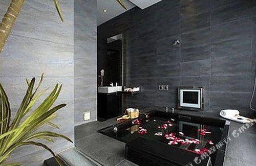 East District Hotel | 195 m² Hotel ∙ 2 guests