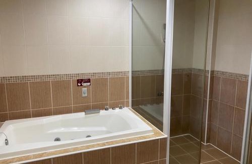 Fengshan District Hotel | Treasure Island Motel - Fengshan