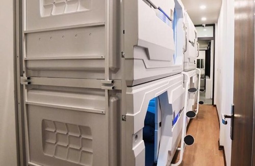 Old Quarter Hostel | ĐỒNG XUÂN Market capsule hostel