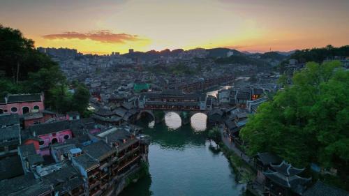 Fenghuang House | 凤凰古城柿子小院双喜临门大床房