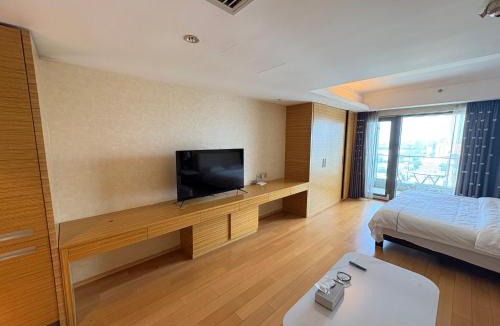 Middle Chaoyang Apartment | 北京工体世茂工三民宿