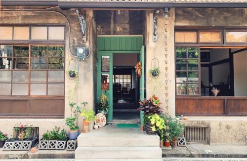 Fengshan District House | 眷待期休憩所眷村民宿