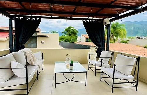 San Antonio Tlayacapan House | 1 Bed Guesthouse - Bikes - Patio - Gym - Pickleball Court - Golf Cart - Scooters