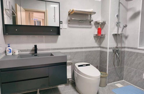 Jinzhou District Apartment | 10min Walk to Jinshitan Beach! Split-Level Retreat w/Sauna & Massage Chair