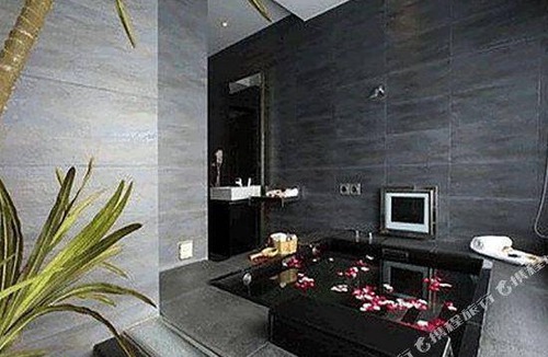 East District Hotel | 195 m² Hotel ∙ 2 guests