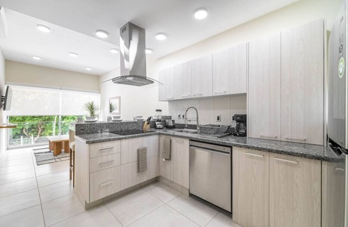 Villa Juarez Condo | 2 BD Suite w Balcony Rooftop Pool Jacuzzi Gym