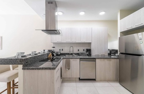 Villa Juarez Condo | 2 BD Suite w Balcony Rooftop Pool Jacuzzi Gym