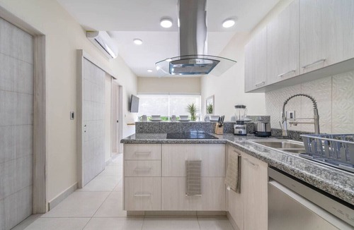 Villa Juarez Condo | 2 BD Suite w Balcony Rooftop Pool Jacuzzi Gym