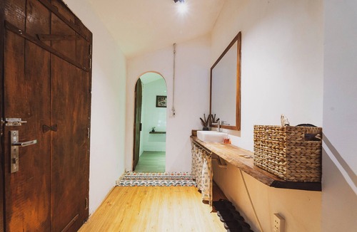 Downtown Ho Chi Minh City Apartment | 2 Beds-Quiet-Cozy-60sqm w/Balcony In District 1