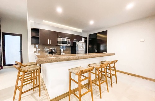Downtown Apartment | 2 BR Ocean View PH- Jacuzzi and Private Pool steps from Mamitas Beach
