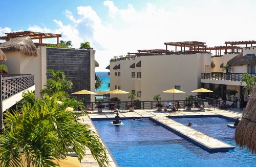 Downtown Apartment | 2 BR Ocean View PH- Jacuzzi and Private Pool steps from Mamitas Beach