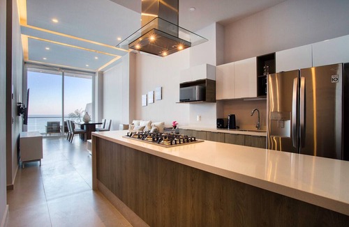 Las Glorias Condo | 2 BR Ocean View Penthouse @ Harbor 171 w/Lux Amenities