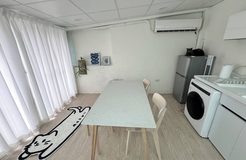 Shida House | 2-min walk MRT/High-speed Wi-Fi/55" smart TV/sunny balcony/Retro style