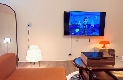 Shida House | 2-min walk MRT/High-speed Wi-Fi/55" smart TV/sunny balcony/Retro style