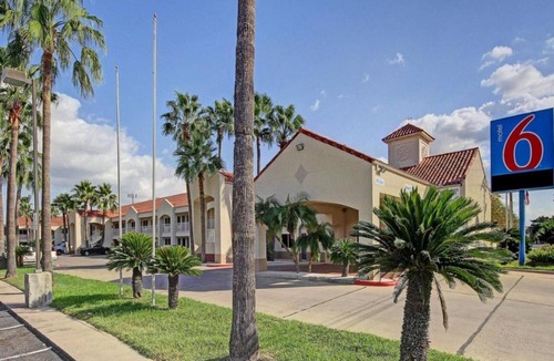 Edinburg Apartment | 2 Queen Beds|Nsmk, Kitchen