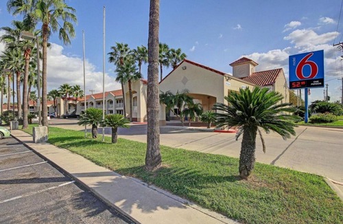 Edinburg Apartment | 2 Queen Beds|Smk, Kitchen