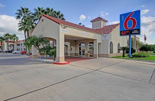 Edinburg Apartment | 2 Queen Beds|Smk, Kitchen