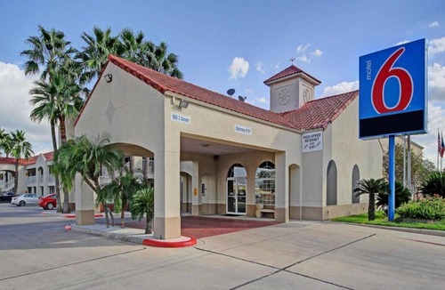 Edinburg Apartment | 2 Queen Beds|Smk, Kitchen