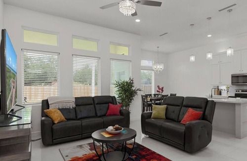 Edinburg House | 2023 Modern 3BR Off Hwy 281 Fast WiFi Workspace Pet Friendly Fenced Yard