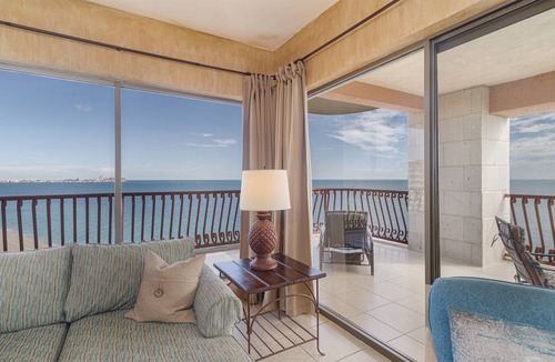Sandy Beach Condo | 212 m² Condo ∙ 3 bedrooms ∙ 8 guests