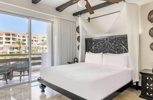 Zona Hotelera Resort | 2BR Ocean View at Cabo Azul – Infinity Pools & Beachfront Escape